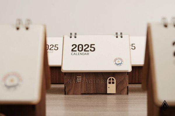 Lịch gỗ ngôi nhà Walnut - Thiết kế tờ lịch in logo doanh nghiệp