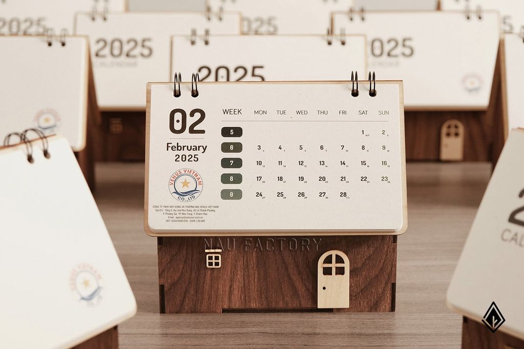Lịch gỗ ngôi nhà Walnut - Thiết kế tờ lịch in logo doanh nghiệp