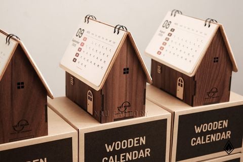 Lịch ngôi nhà gỗ Walnut - Dấu ấn logo được in UV sắc nét