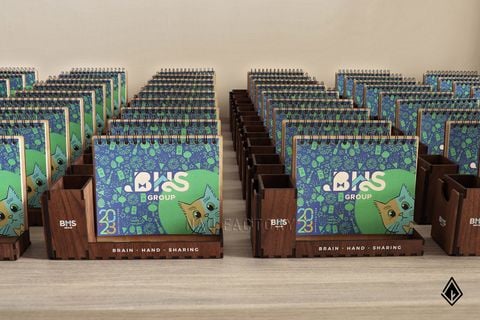 Lịch gỗ Walnut đa năng - In logo lên 3 mặt khay bút