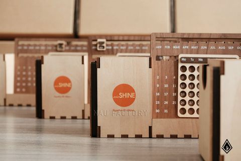 Lịch gỗ vạn niên | In UV logo doanh nghiệp