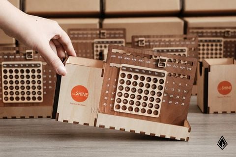 Lịch gỗ vạn niên | In UV logo doanh nghiệp