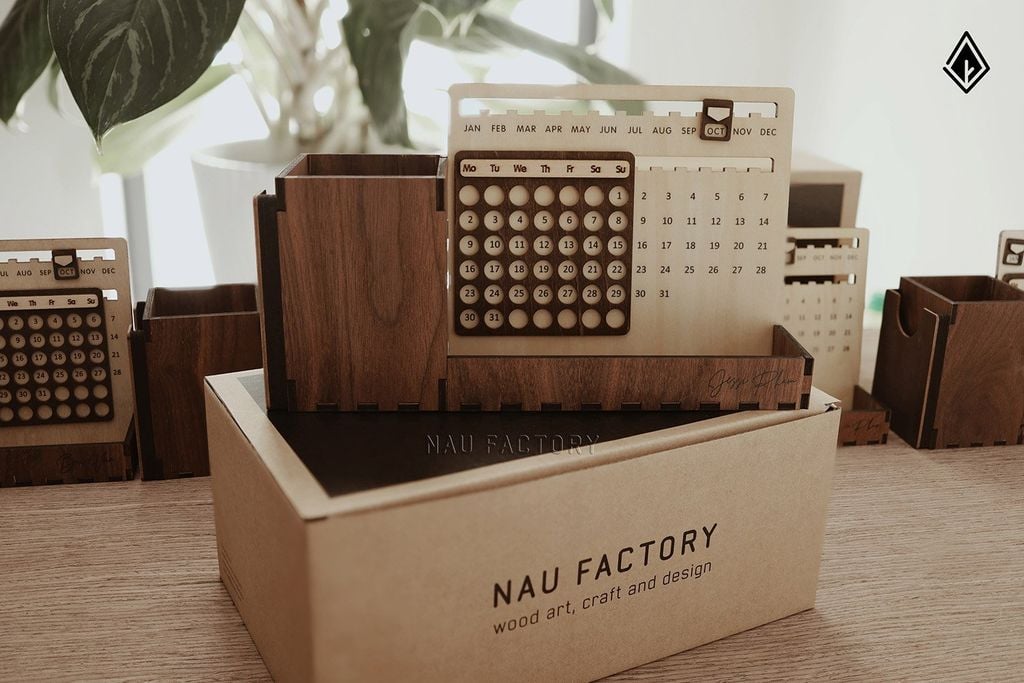 Lịch gỗ vạn niên - In chữ lên khay bút