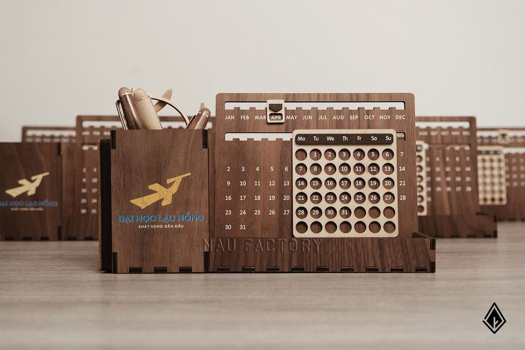 Lịch gỗ vạn niên Walnut - In lên khay bút logo tổ chức