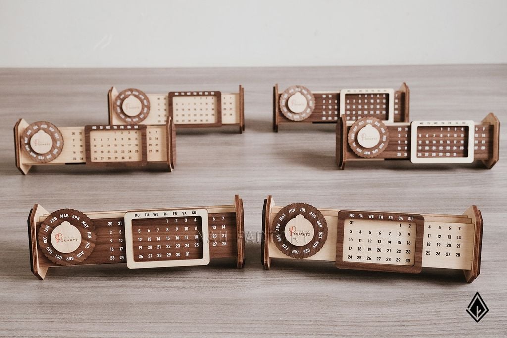 Lịch gỗ vạn niên form ngang - In logo thương hiệu lên vòng xoay tháng