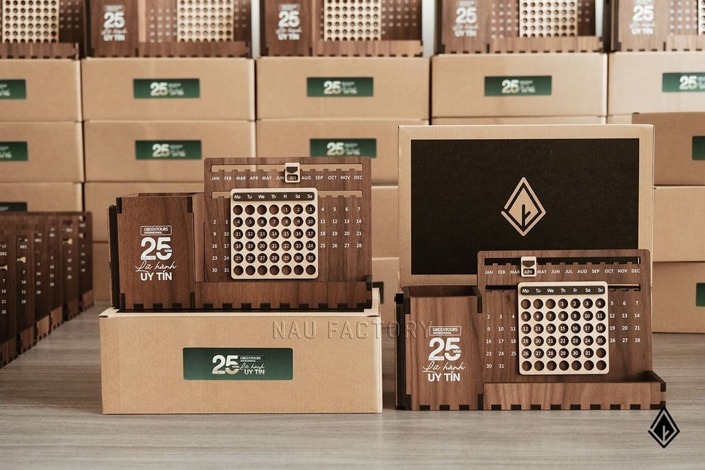 Lịch gỗ vạn niên Walnut | In nội dung lên khay bút