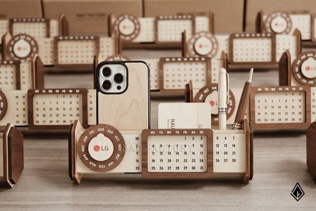 Lịch gỗ vạn niên form ngang | Logo thương hiệu in UV