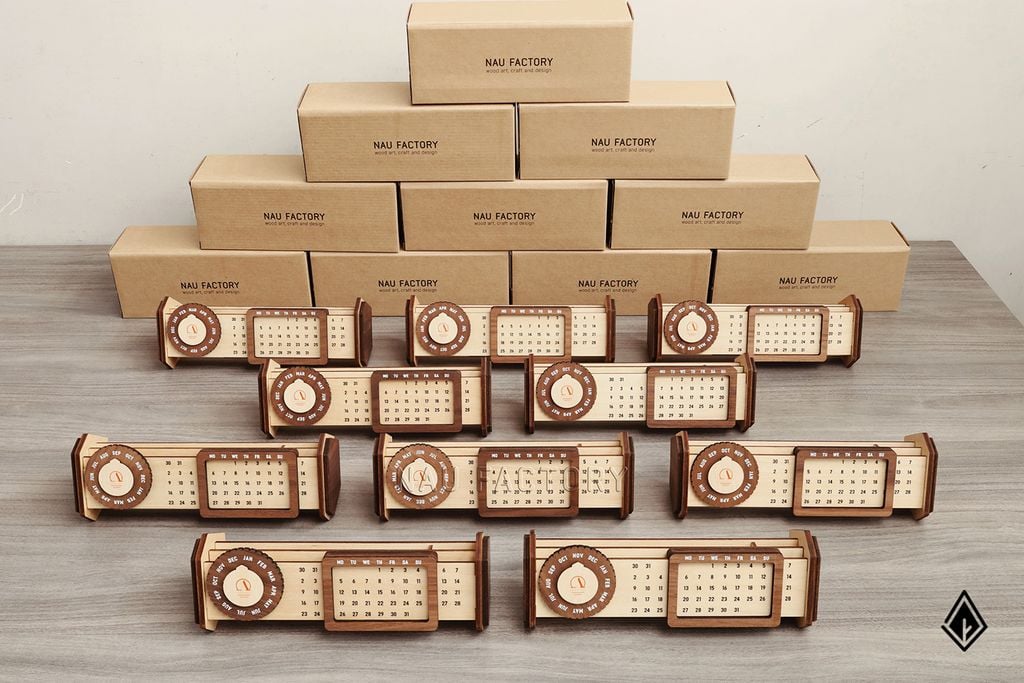 Lịch gỗ vạn niên form ngang | In logo lên vòng xoay tháng