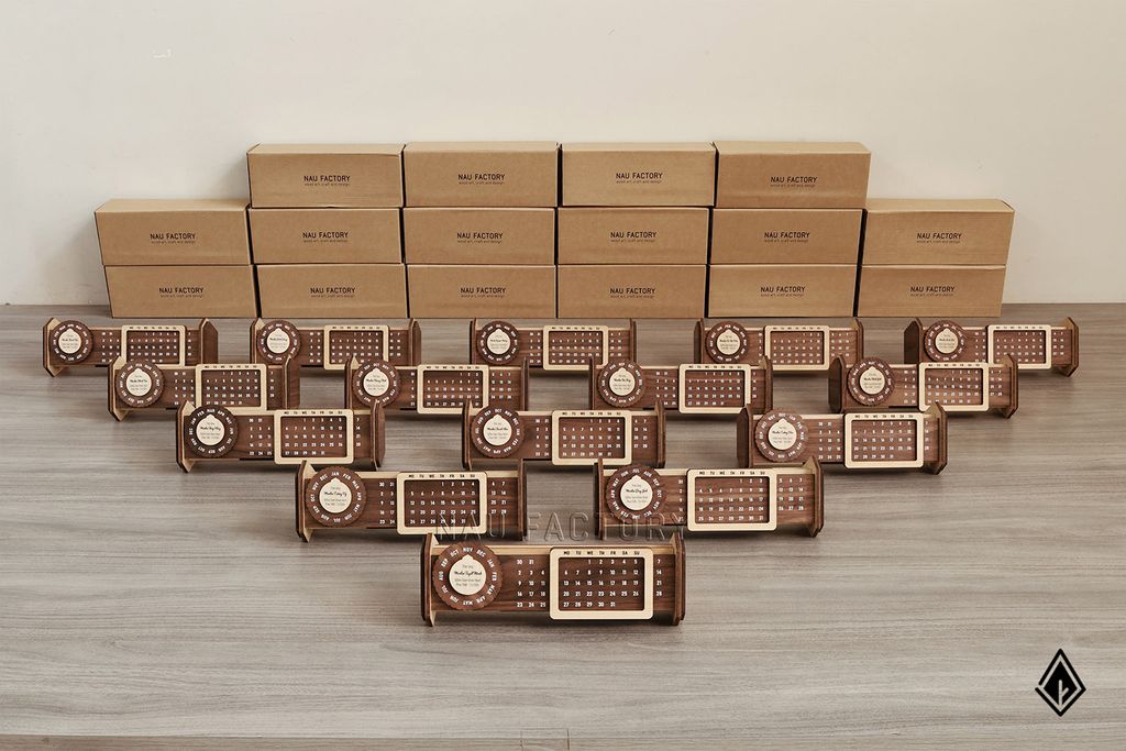 Lịch gỗ vạn niên form ngang Walnut - In tên từng người, cá nhân hóa quà tặng tri ân