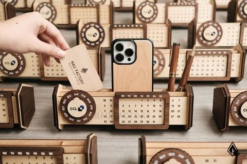 Lịch gỗ vạn niên form ngang | Điểm nhấn logo trên vòng xoay tháng