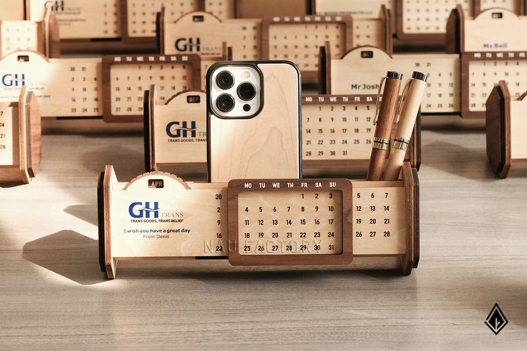 Lịch gỗ vạn niên form ngang | In UV logo doanh nghiệp