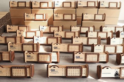 Lịch gỗ vạn niên form ngang | In UV logo doanh nghiệp