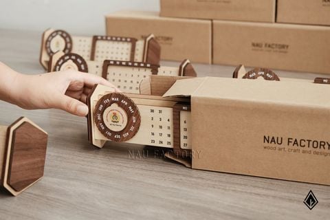 Lịch gỗ vạn niên form ngang | In UV theo yêu cầu