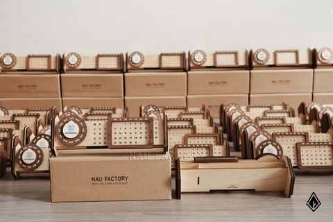 Lịch gỗ vạn niên form ngang | In UV linh hoạt nhiều vị trí