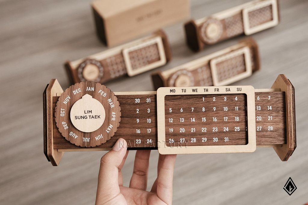 Lịch gỗ vạn niên form ngang - In chữ mặt trước và mặt sau