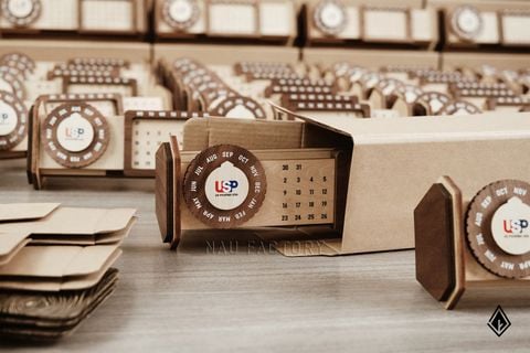 Lịch gỗ vạn niên form ngang | Logo in màu nổi bật trên vòng xoay tháng