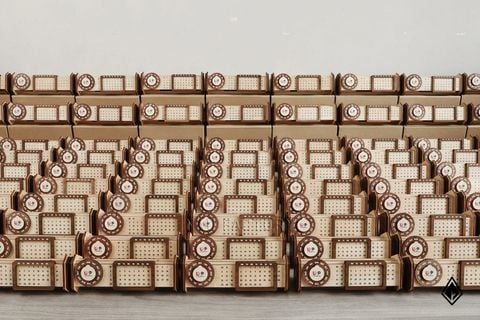 Lịch gỗ vạn niên form ngang | Logo in màu nổi bật trên vòng xoay tháng