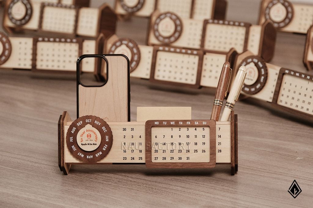 Lịch gỗ vạn niên form ngang - Thiết kế in logo theo yêu cầu