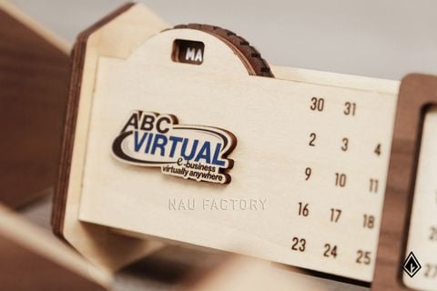 Lịch gỗ vạn niên form ngang | Cắt shape theo yêu cầu, dán nổi logo 3D