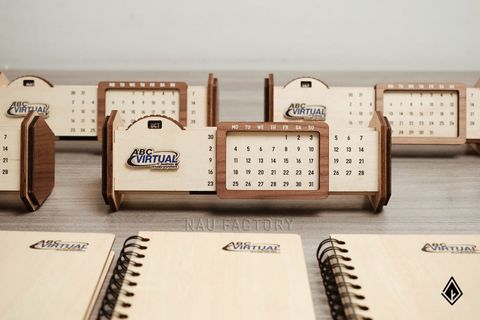 Lịch gỗ vạn niên form ngang | Cắt shape theo yêu cầu, dán nổi logo 3D