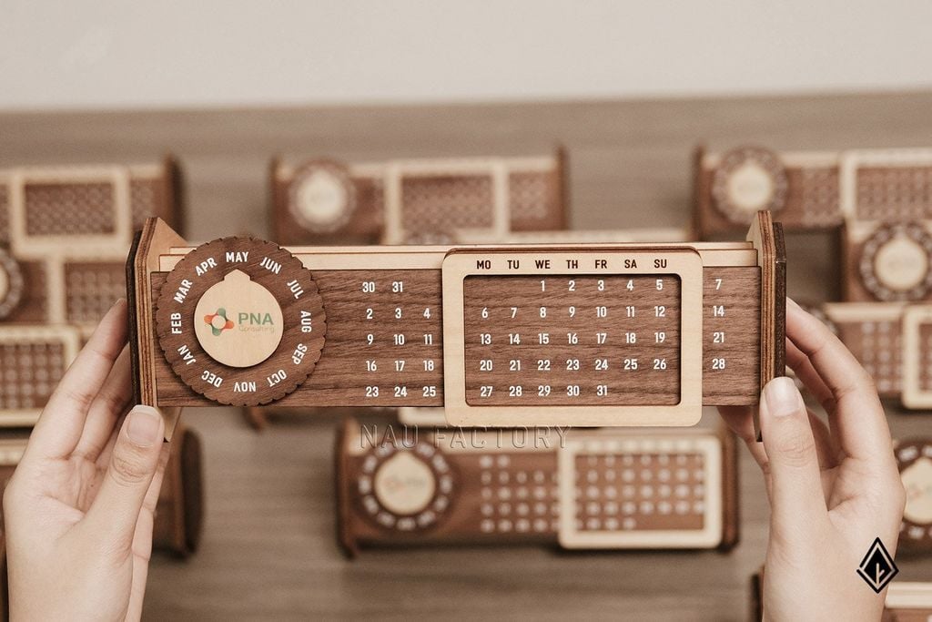 Lịch gỗ vạn niên form ngang - In màu logo nổi bật