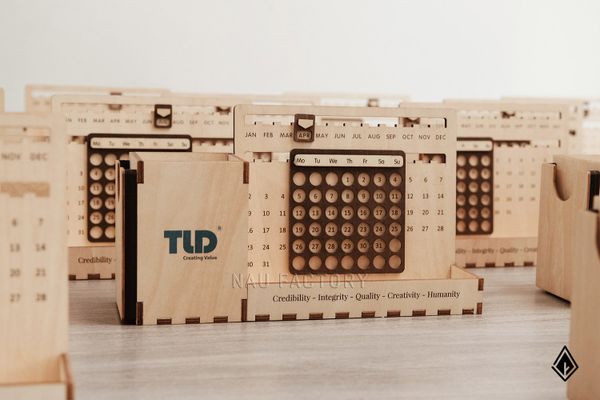 Lịch gỗ vạn niên - In chữ và logo doanh nghiệp