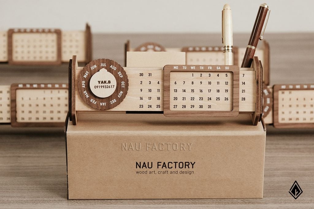 Lịch gỗ vạn niên form ngang - In logo lên vòng xoay tháng