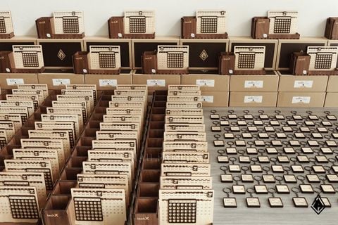 Set lịch vạn niên và móc khóa gỗ | In logo thương hiệu