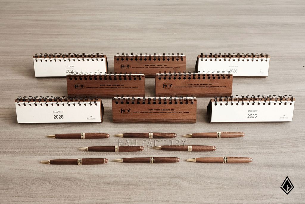Lịch gỗ form ngang | In nội dung lên đế gỗ Walnut