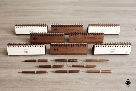Lịch gỗ form ngang | In nội dung lên đế gỗ Walnut