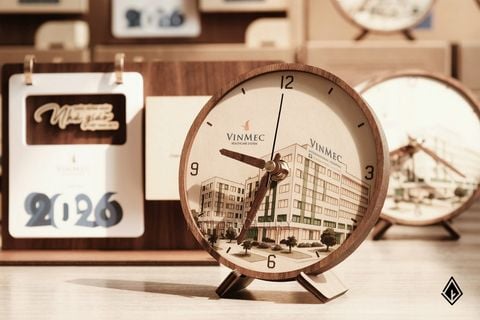 Đồng hồ gỗ để bàn | In UV hình ảnh và logo doanh nghiệp