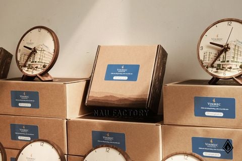 Đồng hồ gỗ để bàn | In UV hình ảnh và logo doanh nghiệp
