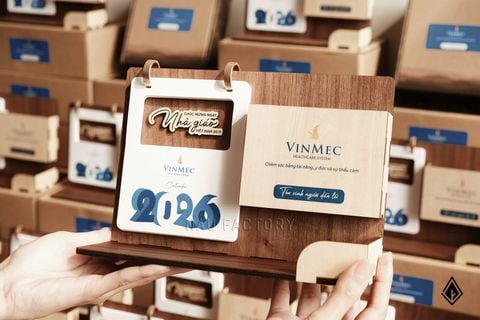 Lịch gỗ khay bút - Kết hợp cắt nổi và in UV logo/lời chúc