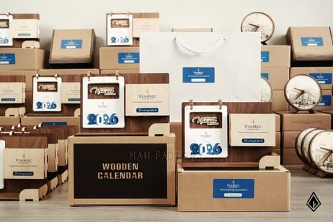 Lịch gỗ khay bút - Kết hợp cắt nổi và in UV logo/lời chúc