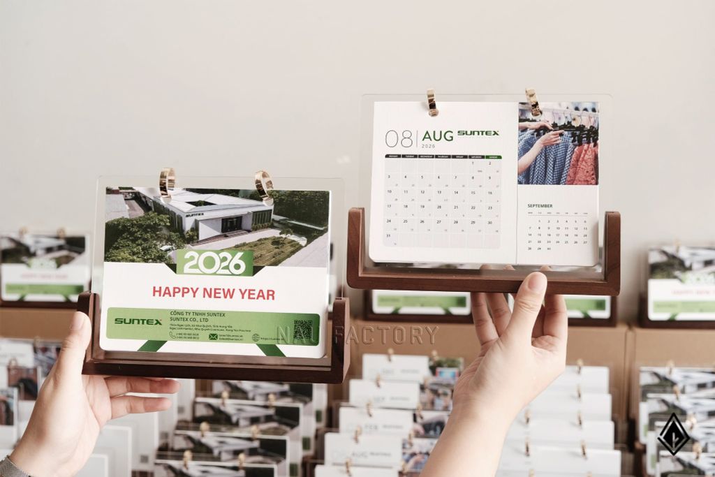 Lịch gỗ chữ U | Thể hiện dấu ấn thương hiệu qua thiết kế bìa và trang lịch