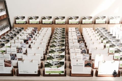 Lịch gỗ chữ U | Thể hiện dấu ấn thương hiệu qua thiết kế bìa và trang lịch