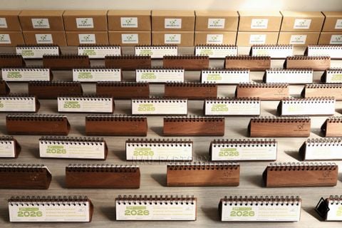 Lịch gỗ form ngang | In 2 mặt, hoàn thiện với logo khắc laser