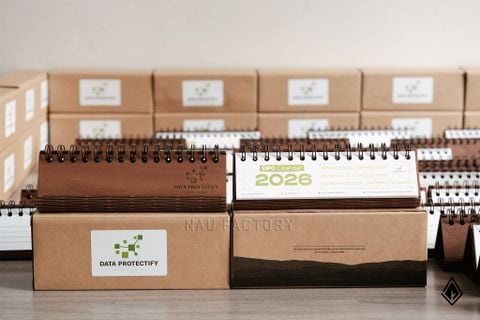 Lịch gỗ form ngang | In 2 mặt, hoàn thiện với logo khắc laser