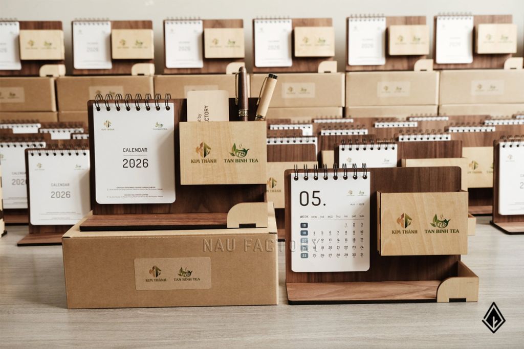 Lịch gỗ khay bút | In logo lên khay bút và 13 tờ lịch