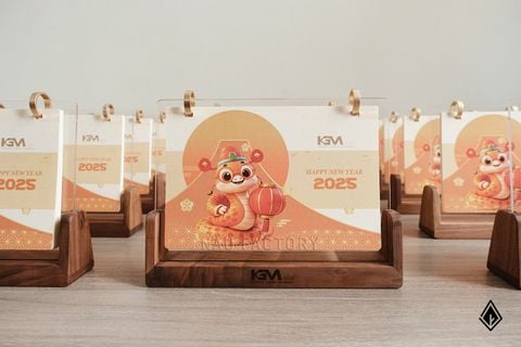 Lịch gỗ chữ U | 13 tờ lịch in theo yêu cầu