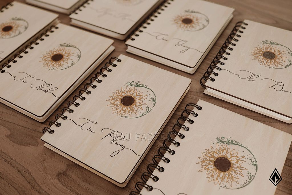 Sổ tay gỗ Maple hoa daisy | In tên cá nhân hóa