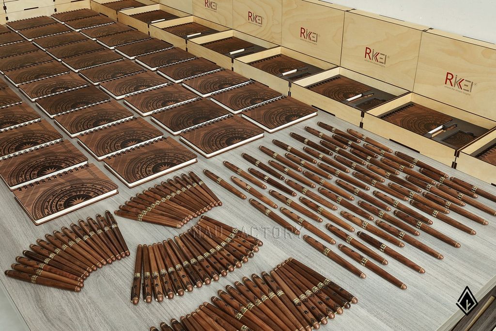 Sổ tay và bút gỗ Walnut | In/khắc trống đồng và logo theo yêu cầu