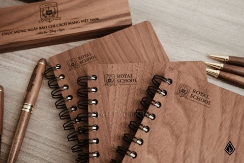 Set sổ, bút hộp đựng bút gỗ Walnut | Thiết kế theo yêu cầu
