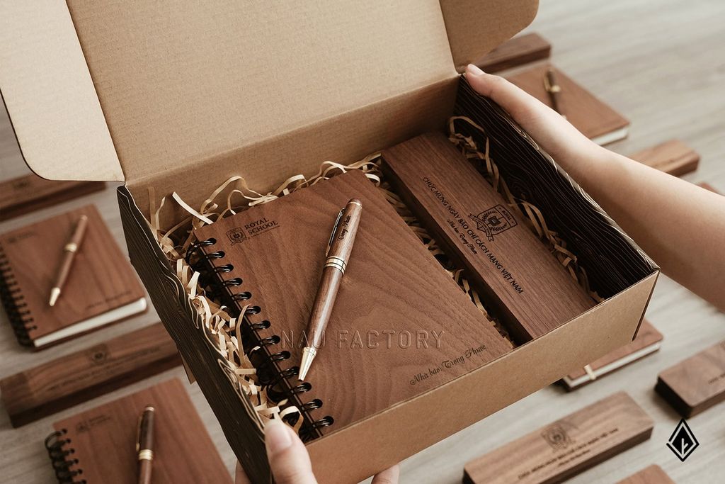 Set sổ, bút hộp đựng bút gỗ Walnut | Thiết kế theo yêu cầu