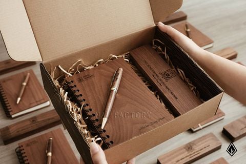 Set sổ, bút hộp đựng bút gỗ Walnut | Thiết kế theo yêu cầu