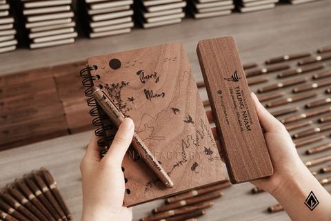 Set sổ, bút & hộp bút gỗ Walnut | In/khắc theo yêu cầu