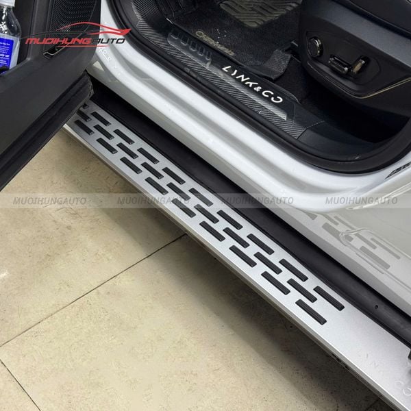 Bệ Bước Chân Lynk & Co 01 2025