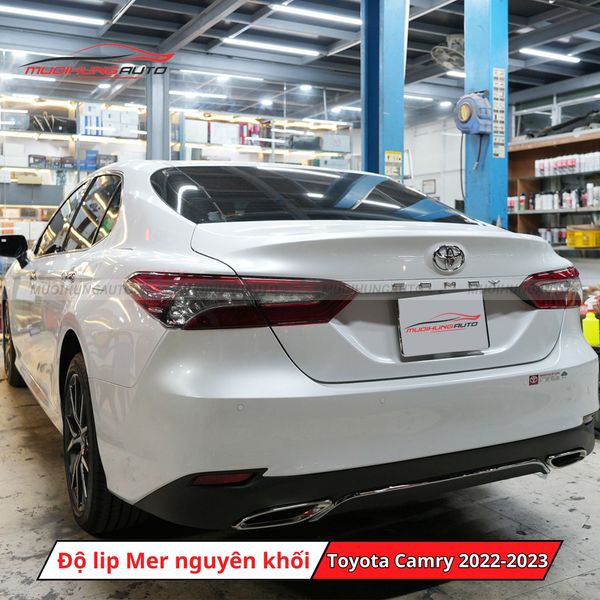 Độ Lip Pô Mercedes Nguyên Khối Cho Toyota Camry 2022-2023