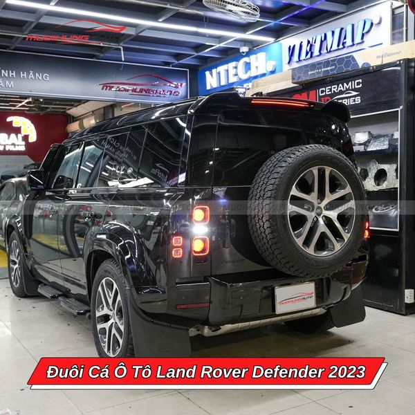 Đuôi Cá Ô Tô Land Rover Defender 2023