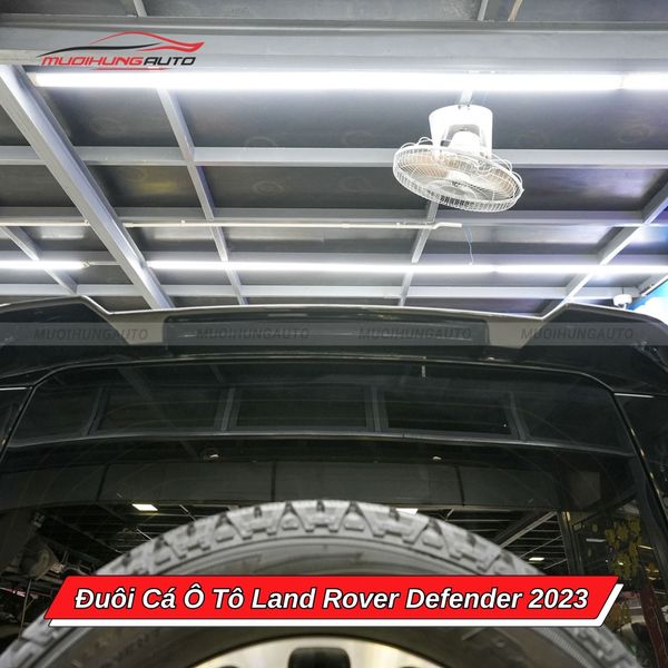 Đuôi Cá Ô Tô Land Rover Defender 2023